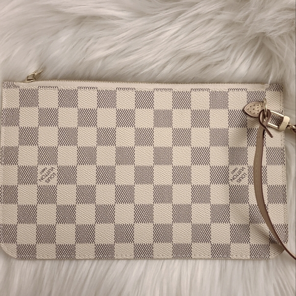 🤍Louis Vuitton Wristlet🤍 - Picture 3 of 14